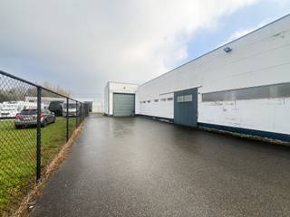 Op een toplocatie, centraal gelegen in de gemeente Bornem, bieden wij deze opslagruimte aan. De opslagruimte maakt deel uit van strategisch gelegen bedrijventerrein dat zich bevindt in de gouden driehoek Antwerpen – Brussel – Gent, met directe nabijheid van de N16 en uitstekende verbindingen naar de A12 en E17.<br /><br />De unit van 300 m² heeft een vrije hoogte van 4,90 meter en is voorzien van een sectionaalpoort. Verlichting, stopcontacten en een toilet zijn aanwezig.<br /><br />De unit is voorzien van water en elektriciteit.<br />Verwarming via een mazouttank. <br /><br />Er is voldoende parkeerplaats vooraan de unit. <br /><br />De huurprijs is exclusief BTW en onroerende voorheffing. <br /><br />Heb je interesse in deze opslagruimte?<br />Neem gerust contact op via toni@julimmo.be of 0498 62 74 77.