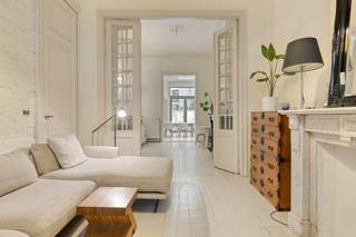 In de Geulincxstraat in Antwerpen staat dit ruime herenhuis met veel lichtinval te koop, een karaktervolle woning met tal van authentieke elementen en een royale bewoonbare oppervlakte van ca. 366 m². Dit huis te koop in Antwerpen is ideaal voor wie op zoek is naar ruimte, charme en de mogelijkheid om de afwerking naar eigen smaak te vernieuwen.Indeling van het huis:-Gelijkvloers: Inkomhal, ruime leefruimte met eet- en zitgedeelte, keuken met toegang tot het terras-Eerste verdieping: twee ruime slaapkamers en badkamer.-Tweede verdieping: twee bijkomende slaapkamers en tweede badkamer.-Zolderverdieping: biedt mogelijkheid om nog twee extra slaapkamers of hobbyruimtes te creëren.-Kelder: dankzij het natuurlijke licht aan de voorzijde voelt deze kelder bijzonder aangenaam aan en biedt ze mogelijkheden die verder reiken dan louter opslag.Troeven van dit huis in Antwerpen:-Authentieke stijlelementen zoals moulures, parketvloeren en originele trappen.-Grote bewoonbare oppervlakte en uitbreidingspotentieel.-Centrale ligging nabij winkels, scholen en openbaar vervoer.-Rustige straat op de grens tussen 2060 en 2000.Bereikbaarheid:De woning ligt op korte afstand van tram- en bushaltes, het station Antwerpen-Centraal en invalswegen richting E19 en Ring van Antwerpen.Ideale ligging! Op wandelafstand van het groene Park Spoor Noord, het hippe Eilandje en het bruisende Antwerpen Centrum.Dit vastgoed te koop in Antwerpen is een unieke kans voor wie een herenhuis wil kopen met karakter, ruimte en toekomstmogelijkheden.Bent u geïnteresseerd in een appartement of woning te koop in Antwerpen? Aarzel dan niet om ons te contacteren. Had u graag uw eigen eigendom te koop aangeboden contacteer ons dan voor een vrijblijvende schatting, telefonisch op het nummer 03/206.76.76 of per mail naar antwerpen@dewaele.com.Ook voor alle andere vragen omtrent vastgoed, kopen of verkopen kan u steeds bij ons terecht!