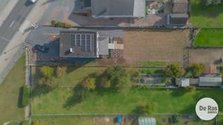 ASPELARE - Deze moderne woning zal u in al zijn opzichten kunnen bekoren. Deze woning, die werd afgewerkt met zeer kwalitatieve materialen, biedt u naast alle moderne comfort ook een mooie bewoonbare oppervlakte. Deze woning werd gebouwd naar de huidige regelgeving met betrekking tot isolatie- en ventilatienormen waardoor u hier terechtkomt in een uiterst energiezuinige woning (BEN-woning) voorzien van vloerverwarming (warmtepomp), ventilatie, zonnepanelen, enz...<br /><br />Naar indeling toe beschikt deze woning op het gelijkvloers over een ruime inkomhal voorzien van een gastentoilet, een mooie aangename leefruimte voorzien van veel lichtinval met zicht op de tuin en met een aanpalende open leefkeuken, een praktische bergruimte en een inpandige garage. Op de eerste verdieping bevinden zich naast de overloop, 3 zeer ruime slaapkamers, een verzorgde badkamer voorzien van alle comfort en een apart toilet. <br /><br />Extra troef aan deze woning is de volledig ondergrondse kelderverdieping (82m²) en de west georiënteerde tuin die reeds aangelegd is! <br /><br />In de directe omgeving bevinden zich openbaar vervoer, buurtwinkels, scholen en invalswegen.<br /><br />Kortom bent u op zoek naar een zeer mooie afgewerkte nieuwbouwwoning, voorzien van alle moderne comfort (zoals vloerverwarming, zonnepanelen, enz...), aarzel dan niet en maak snel uw afspraak! Voor meer info of bezoek 053/60.65.60.<br /><br />Aankoop onder gesplitst stelsel:<br />Grondwaarde: €195.000 (registratierechten 12%)<br />Constructiewaarde: €319.000 (21% btw)<br />Totaal incl. btw, excl. kosten en excl. notariskosten: €604.390,00