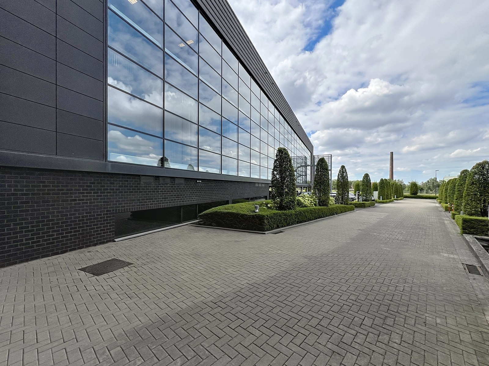 LICHTRIJKE kantoorruimten (1.400 tot 1.800m²) aan ZEER interessante voorwaarden nabij afrit Kortrijk-Oost E17. Onmiddellijk beschikbaar! - photo 2