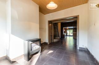<p>Deze woning in de Gestichtstraat is gelegen op een gunstige locatie nabij scholen, winkels, openbaar vervoer, het UZ Gent en de R4, met een vlotte verbinding richting Gent en de omliggende gemeenten.<span></span></p>
<p>De woning beschikt over aangename, lichtrijke leefruimtes met een open keuken en een directe aansluiting naar de tuin.</p>
<p>Er zijn momenteel drie slaapkamers aanwezig, met de mogelijkheid om een vierde slaapkamer te creëren.</p>
<p>De leuke tuin vormt een bijkomende troef en biedt voldoende ruimte voor zowel ontspanning als praktisch gebruik.</p>
<p>De woning wordt verwarmd op aardgas en beschikt over een EPC-label D, waardoor er geen renovatieverplichting van toepassing is.</p>
<p>De woning kan op verschillende vlakken nog naar eigen smaak worden opgefrist en gemoderniseerd, zonder tijdsdruk.</p>
<p>Bel Top Vastgoed voor een bezoek op 0475 700 700.</p>