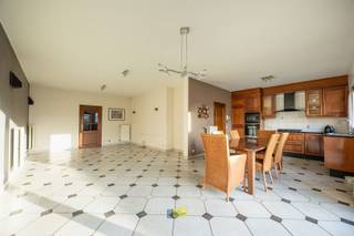 Nabij het Cogelspark en met uitstekende locatie nabij invalswegen naar Antwerpen bieden wij u deze statige woning met uitermate brede...