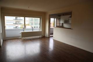 Centraal gelegen in Mortsel ligt dit ruime en goed onderhouden appartement met maar liefst 2 terrassen.
De grote inkomhal heeft een handige ingebouwde vestiairekast en nog een extra bergruimte.  De gezellige woonkamer is ruim met meer dan voldoende plaats om een grote tafel en een comfortabele zithoek te installeren.
Vanuit deze aangename leefruimte stap je in de half open geïnstalleerde keuken.  De plafondhoge schuiframen geven je direct toegang tot het terras vooraan. Heerlijk om hier te genieten van een koffietje in de zon.

Er zijn 2 slaapkamers die rustig aan de achterkant van het gebouw liggen.  De grootste heeft een schuifdeurdeur naar het 2de terras. Hier geniet je van een groen zicht op de achterliggende tuinen. 
In de badkamer is er een comfortabele douche, een lavabo met bergkast en een plek om je wasmachine en droogkast te zetten.  Het aparte toilet in de hal is een extra troef.

Dit appartement is instapklaar en ligt in een zeer goed onderhouden gebouw met lift.  Bovendien heb je in de kelder nog een privébergruimte.

Een treinstation (Oude God), openbaar vervoer, winkels en horeca, scholen, natuur (de forten)
...alles ligt op wandel- of fietsafstand. Ook de snelwegen en het centrum van Antwerpen zijn makkelijk en snel bereikbaar.

Bijkomende troeven : rolluiken aan alle ramen, vliegenramen in de slaapkamers, een heel gunstig EPC(net geen A-label), een interne beheerder die het gebouw proper en in orde houdt,  een overdekte parking aan de overkant van de straat.

Interessant? maak snel een afspraak voor een bezichtiging: immo@dreambuilding.be 
