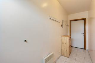 Deze woning is prima gelegen op het einde van een cul-de-sac waar bovendien een aantal publieke staanplaatsen voorzien zijn. Er is geen doorgaand verkeer wat betekent dat u van absolute rust kunt genieten op een locatie die best centraal is en gelegen nabij het zwembad, de bibliotheek, sportvelden, een Delhaize-filiaal, openbaar vervoer en op slechts 8min fietsen van het centrum van Leuven.<br /><br />Bestaande uit een inkomhal met plaats voor vestiaire, een lichtrijke leefruimte met een zit- en een eetplaats en toegang tot de tuin, een keuken met plaats voor een eettafel, een nachthal, 2 slaapkamers, een badkamer, een ruime garage met een elektrische poort en een zolderruimte dewelke afgewerkt kan worden tot extra kamers.<br /><br />De tuin is zuidoost georiënteerd en voorzien van een grasveld en een terras met zicht op groen. Vooraan de woning is een oprit met een poortje voorzien en de tuin is langs weerszijden van de woning toegankelijk.<br /><br />Het EPC 398kWh(D-abel) kan eenvoudig aangepakt worden door de accumulatoren te vervangen door lucht-lucht warmtepompen die op de reeds aanwezige zonnepanelen draaien. De elektrische installatie is conform! De woning is bovendien asbestveilig en niet overstromingsgevoelig gelegen.<br /><br />Indien u deze leuke woning graag bezoekt dan kan u mij steeds bereiken via arnaut@immojanstas.be of op 0495292080.<br /><br />Bijkomende info (EPC, bodemattest, elektriciteitsattest, enz...) kan U hier downloaden ↓