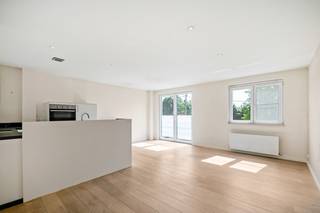 Op een uitstekende locatie in het centrum van Putte ligt dit recent appartement met 2 slaapkamers en terras. U bevindt zich hier op wandelafstand van winkels, scholen, horeca en het openbaar vervoer.<br /><br />We betreden het appartement via de lichtrijke leefruimte. Deze kan u inrichten met een gezellige zithoek en aparte eetplaats. De moderne en open keuken is mooi geïntegreerd in het geheel en is voorzien van de voornaamste toestellen. Nabij de leefruimte is er een berging/wasruimte aanwezig. Verder geeft de hal ons toegang tot de badkamer, voorzien van dubbele lavabo, inloopdouche en bad. Op het einde van de gang vinden we een apart toilet en twee slaapkamers, waarvan eentje toegang geeft tot het zonnige terras. Hier kan u steeds in alle rust en privacy genieten van het mooie weer. Elektriciteit is conform en EPC bedraagt slechts 76.<br />Het appartement is aanwezig op de eerste verdieping, te bereiken met een trap.<br /><br />Dit is een uitstekende opportuniteit als u op zoek bent naar een recent appartement met 2 slaapkamers in het centrum van Putte. Contacteer ons voor meer informatie op 0472 82 80 66 of neem een kijkje op www.boonstravastgoed.be . <br /><br />Bijzonderheden: <br />- 2 slaapkamers<br />- Centrale ligging<br />- Bouwjaar = 2016