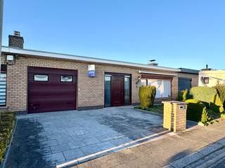 Gelijkvloerse woning op 408m² met 3slks, garage en tuin.<br /><br />De Nerviërsstraat is een rustige buurt nabij invalswegen in Kuurne. Hier wil je wonen! Rustig, gemoedelijk, parking voor de deur, bereikbaar,..<br /><br />Inkom met apart toilet en aparte berging. De leefruimte is een grote ruimte met centraal een houthaard. Apart is de keuken maar deze is uitgebreid, waardoor deze een leefkeuken is. Om de hoek een bergruimte en wasplaats.<br /><br />Achteraan het huis zijn er 3 echt ruime slaapkamers. Verder heeft dewoning een aangelegde tuin met veranda en terras, serre, tuinhuis en berging. Aangenaam is ook het feit dat er een inpandige garage is.<br /><br />PLUSPUNTEN:<br />+ CV op gas is reeds vernieuwd<br />+ ligging<br />+ alles op het gelijkvloers