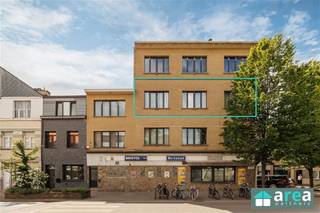 <p><span>Appartement op de Zandvlietstraat 1 te Antwerpen</span></p><p><span>Dit instapklare appartement op de tweede verdieping aan de Zandvlietstraat 1 te Antwerpen combineert comfort, een praktische indeling en een uitstekende ligging. Gelegen nabij winkels, scholen, openbaar vervoer en belangrijke invalswegen geniet u hier van een vlotte verbinding naar het centrum van Antwerpen en omliggende gemeenten.</span></p><p><span>Troeven:</span></p><ul><li><span>2 volwaardige slaapkamers</span></li><li><span>Bewoonbare oppervlakte van 84 m²</span></li><li><span>Volledig gerenoveerd interieur</span></li><li><span>Geïnstalleerde keuken</span></li><li><span>EPC-label C</span></li><li><span>Instapklaar</span></li><li><span>Veel natuurlijke lichtinval</span></li></ul><p><span>Indeling:</span></p><p><span>Via de inkomhal betreedt u de aangename leef- en eetruimte, waar de grote raampartijen zorgen voor een overvloed aan natuurlijk licht. Aansluitend bevindt zich de volledig geïnstalleerde keuken, die voorzien is van alle nodige comfort.</span></p><p><span>Verder beschikt het appartement over twee volwaardige slaapkamers en een moderne badkamer met douche. Dankzij de doordachte indeling wordt de beschikbare ruimte optimaal benut, wat zorgt voor een comfortabel woongevoel.</span></p><p><span>Het appartement werd volledig gerenoveerd aan de binnenzijde en bevindt zich in uitstekende staat. Dankzij het gunstige EPC-label C en de kwalitatieve afwerking is deze eigendom volledig instapklaar en ideaal voor zowel eigen bewoning als investering.</span></p><p><span>Voor meer informatie kan u terecht bij Area Partners: <span>info@area.be</span></span><span> of 03/284.60.60.</span></p>