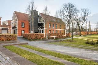 Bent u op zoek naar een recent, energiezuinig appartement met een centrale ligging en een rustige uitstraling?Dan is dit prachtig gelijkvloers...