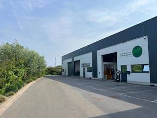 Ontdek deze veelzijdige loods van 576 m² gelegen in het industriële hart van Machelen. Deze ruimte is uitermate geschikt voor bedrijven in de voedingssector of farmaceutische industrie, dankzij de 176 m² aan ingebouwde koelruimtes.<br /><br />De koelruimtes zijn van hoge kwaliteit en bieden de ideale omstandigheden voor het bewaren van temperatuurgevoelige goederen. De resterende oppervlakte kan perfect worden benut voor opslag, productie of logistieke doeleinden.<br /><br />Dit pand biedt de perfecte combinatie van opslag- en koelruimte en is een unieke kans voor bedrijven die op zoek zijn naar flexibiliteit en functionaliteit.