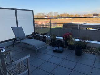 <strong>Instapklaar appartement met ruim terras, carport en autostaanplaats 🏡</strong><br /><br />Dit volledig afgewerkte appartement (V1) biedt comfortabel wonen op een rustige locatie, met een vlotte verbinding naar de autostrades.<br />Dankzij de afwerking conform de EPB-normen geniet u bovendien van een energiezuinig appartement.<br /><br />Het appartement is volledig geschilderd en voorzien van alle lichtarmaturen, waardoor het meteen instapklaar is.<br /><br /><strong>Indeling:</strong><br />De inkomhal geeft toegang tot alle ruimtes van het appartement.<br />De woonkamer vormt samen met de keuken een aangename leefruimte, met een gezellige zithoek en directe toegang tot het ruime terras van 13,5 m².<br /><br />De moderne keuken is volledig geïnstalleerd en voorzien van voldoende kastruimte en toestellen, waaronder een keramische kookplaat met dampkap, koelkast en vaatwasser.<br /><br />Verder beschikt het appartement over een aparte berging met aansluitingen voor wasmachine en droogkast.<br /><br />De badkamer is ingericht met een <strong>aparte douche, badmeubel met lavabo en toilet.</strong><br /><br />Vooraan bevindt zich een <strong>ruime slaapkamer van 13 m²</strong>, met extra bergruimte.<br /><br /><strong>Extra troeven:</strong><br />- Privatieve kelderberging<br />- Carport en autostaanplaats achteraan het gebouw<br />- Gemeenschappelijke fietsenberging<br /><br /><strong>Gemeenschappelijke kosten: €10/maand</strong><br /><br />Interesse?<br />Een bezichtiging is mogelijk op afspraak. Neem gerust contact met ons op voor meer informatie. 📞