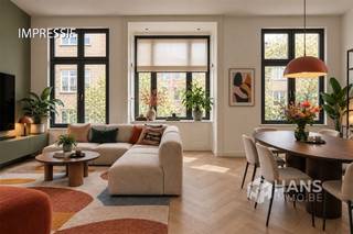 <p><span>Predikerinnenstraat 2 - Antwerpen (2000)</span></p><p><span> </span></p><p><span>Uniek renovatieproject met vergunde plannen in hartje Antwerpen (2000).</span></p><p><span>Op een toplocatie tussen het historische stadscentrum en het Eilandje, wacht deze karaktervolle herenwoning in de Predikerinnenstraat op een nieuw hoofdstuk. Een uniek renovatieproject waarbij één grote stap alvast gezet is: de vergunde plannen liggen klaar, dus je kan meteen beginnen met de renovatie.</span></p><p><span>De plannen transformeren het pand tot een ruime stadswoning met 3 volwaardige slaapkamers, 2 badkamers en een inpandig dakterras van 8 m². Hierdoor kan je meteen aan de slag met de renovatie, zonder eerst nog een volledig vergunningstraject te moeten doorlopen. De bijgevoegde impressies brengen het mogelijke eindresultaat alvast tot leven. </span></p><p><span>De toekomstige indeling voorziet op het gelijkvloers onder meer een bureau en praktische bergruimtes zoals een wasplaats en fietsenstalling. Een verdieping hoger komt het hart van de woning met een lichtrijk salon, eetkamer en open keuken. De volgende verdieping telt twee slaapkamers en een badkamer, terwijl de dakverdieping volledig wordt ingericht als masterbedroom met ensuite badkamer. </span></p><p><span>Als kers op de taart is er het inpandige dakterras met zuid-west-oriëntatie én uniek zicht richting de Onze-Lieve-Vrouwekathedraal: een bijzondere troef midden in de Antwerpse binnenstad.</span></p><p><span>Historisch karakter, een toplocatie én vergunde plannen die klaar liggen. Hier hoef je niet meer te dromen van de mogelijkheden – je kan ze meteen beginnen realiseren. Een opportuniteit die je niet mag missen! </span></p><p><span>Bewoonbare opp.171 m² ref.: bruto vloeropp. EPC. Voor meer info of een gratis schatting surf naar www.hansimmo.be</span></p><p><span> </span></p>