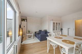 Dit gerenoveerd penthouse bevindt zich op een toplocatie in het centrum van Oostende. U bevindt zich hier tussen het Leopoldpark en de Zeedijk, waardoor zowel groen als strand binnen handbereik liggen. Tevens heeft u alle winkels op wandelafstand. <br /><br />Het appartement werd gerenoveerd met oog voor detail en vormt een ideale uitvalsbasis aan de kust. <br /><br />Er is een logische indeling met ten eerste een ruime inkomhal en vestiaire/bergruimte. Verder is er de lichtrijke leefruimte. Hier is er een aangename lichtinval dankzij het brede schuifraam. U heeft hier een eet-en leefgedeelte alsook de open keuken. In de keuken is er gewerkt met hoogwaardige materialen en apparatuur. <br /><br />Voorts is er nog de badkamer, voorzien van een douche en lavabo, het toilet is apart. Aan de achterzijde is er één volwaardige slaapkamer. <br /><br />Als grote troef van dit pand is er zowel aan de voor-als achterzijde een ruim terras, zodat u steeds een aangename plek heeft om te vertoeven. <br /><br />Tot slot is er nog een privatieve kelderberging. <br /><br />