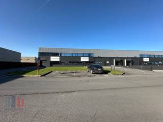 Dit multifunctionele bedrijfsgebouw is ideaal gelegen langs de E17 en beschikt over een magazijn van ca. 3.356 m², uitgerust met 5 sectionale...
