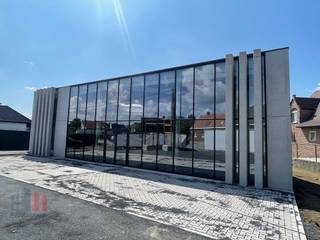 Deze nieuwe KMO- unit/showroom  van 419 m² met 6 privatieve parkeerplaatsen maakt deel uit van de nieuwbouw state-of-the-art bedrijvenpark ''MG...