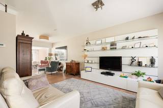 <p><span>Instapklare gezinswoning met 4 slaapkamers + bureel in geliefde buurt Buizegem (Edegem)</span></p><p><span> </span></p><p><span>Op zoek naar een ruime, instapklare woning op een toplocatie? Deze prachtige gezinswoning in de populaire wijk Buizegem te Edegem combineert comfort, ruimte en een rustige ligging, op wandelafstand van ’t Forum en tal van voorzieningen.</span></p><p><span>Bij het betreden van de woning wordt u verwelkomd in een lichtrijke leefruimte die naadloos overgaat in de moderne, ingebouwde open keuken. Deze is volledig uitgerust en vormt het hart van de woning, ideaal voor gezellige familiemomenten en etentjes met vrienden.</span></p><p><span> </span></p><p><span>De woning beschikt over maar liefst </span><span>4 volwaardige slaapkamers</span><span>, aangevuld met een </span><span>aparte bureelruimte</span><span>, perfect voor thuiswerk of hobby. Daarnaast zijn er </span><span>2 badkamers</span><span> en </span><span>3 toiletten</span><span>, wat zorgt voor optimaal comfort voor het hele gezin. Verder heeft de woning nog een heerlijke tuin met terras. Achteraan de tuin is er nog een grote berging aanwezig, ideaal voor fietsen, opslagruimte of extra hobbyruimte.</span></p><p><span> </span></p><p><span>Extra troeven:</span></p><ul><li><span>Rustige en kindvriendelijke ligging</span></li><li><span>Energiezuinig met een </span><span>gunstig EPC-label (166)</span></li><li><span>Voorzien van </span><span>10 zonnepanelen</span></li><li><span>Vliegenramen + rolluiken</span></li><li><span>Instapklaar </span></li></ul><p><span>Kortom, deze woning biedt alles wat u nodig heeft: ruimte, comfort en een uitstekende ligging in een van de meest gegeerde buurten van Edegem.</span></p><p><span> </span></p><p><span>Interesse? Aarzel niet en plan vandaag nog uw bezoek!</span></p><p><span>Vrijblijvend advies en gratis schatting van uw eigendom?</span></p><p><span> </span></p><p><span><span>Sven@home4you.be</span></span></p><p><span>0478240853</span></p><p><span> </span></p>