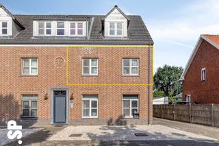 Gunstig gelegen 2slp APP met carport.<br /><br />Indeling: inkomhal, gastentoilet, een open leefruimte en keuken met aansluitend het terras, twee ruime slaapkamers, berging met was-aansluitingen en de badkamer.<br />Achteraan het gebouw treffen we nog een ruime privatieve carport en vooraan twee bezoekersparkings.<br /><br />Het appartement is centraal gelegen in de dorpskern van Noorderwijk en slechts op enkele minuten van centrum Herentals en de autostrade (E313).<br /><br />EPC: 165 kWh/m² - label B<br /><br />Extra troeven:<br />- Zeer makkelijk bereikbaar<br />- Twee ruime slaapkamers<br />- West-gericht terras<br />- ...<br /><br />Wenst u meer informatie of een bezoek? Contacteer IMMO SP op het nummer 014/51.95.00 of via caro@immosp.be