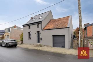 Cette propriété récemment rénovée est située à proximité des commerces et des transports en commun et après avoir été rénovée