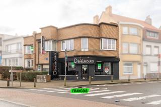 Op zoek naar een veelzijdig opbrengsteigendom met tal van mogelijkheden? Dit pand, gelegen in de Vredelaan 88 te Blankenberge, bevindt zich op een uiterst commerciële en strategische locatie, vlakbij het centrum en de jachthaven, in de onmiddellijke nabijheid van scholen en het ziekenhuis.<br /><br />Het eigendom staat momenteel gekend als opbrengsteigendom met een handelsgelijkvloers met drie studio’s en een garage. De verkoper regulariseert het pand op dit moment naar een handelswoning, waarbij het gelijkvloers ingericht wordt als commerciële ruimte en de eerste verdieping als woonst. Dit opent perspectieven voor zowel investeerders als ondernemers die wonen en werken willen combineren.<br /><br />De handelsruimte werd tot voor kort succesvol uitgebaat als bakkerij, wat het commerciële potentieel van deze locatie onderstreept. Dankzij de indeling en ligging leent het pand zich echter perfect voor diverse andere activiteiten.<br /><br />Een extra troef is de volledige onderkeldering van het gebouw. Deze biedt niet alleen ruime opslagmogelijkheden, maar is ook bijzonder geschikt voor technische installaties, zoals motoren voor koelcellen of andere professionele toepassingen.<br /><br />Als laatste beschikt het pand over een grote, diepe garage en is er bovendien een buitenstaanplaats voorzien, wat een absolute meerwaarde is in deze omgeving.<br /><br />Laat deze unieke opportuniteit niet aan u voorbijgaan en plan vandaag nog uw bezoek!<br /><br />