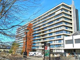 Recent vernieuwd 1-slaapkamer appartement met terras op de 1ste verdieping van Residentie Regenboog.<br />Indeling : inkomhal met vestiaire, apart toilet, recent vernieuwde badkamer met douche en lavabomeubel, leefruimte met zuidgericht terras, recent vernieuwde open keuken met alle voorzieningen (ook vaatwas), berging bij de keuken + kelderberging.<br />Zéér energiezuinig appartement : EPC 137 kWh/m². <br />De voorgevel en de terrassen van Residentie Regenboog werden dit jaar vernieuwd.  Bovendien wordt momenteel door Stad de esplanade vóór Residentie Regenboog heraangelegd (zie ontwerp bij de foto's), wat een meerwaarde zal betekenen voor het appartement.<br />Voor verdere info en/of een bezoek ter plaatse, gelieve Christophe te bellen op 0497/66.19.41