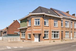 <p><strong>Instapklare en verrassend ruime woning</strong> met <strong>5 slaapkamers</strong>, <strong>zeer grote garage</strong> en stadstuin, goed gelegen langs een invalsweg! Deze perfect onderhouden woning combineert comfort, ruimte en functionaliteit, ideaal voor grote gezinnen of wie wonen en werken wil combineren.</p><p><strong>INDELING:</strong><br />Gelijkvloers: grote en lichtrijke leefruimte, extra zithoek of bureau, veranda, volledig geïnstalleerde keuken, bijkeuken met berging, wasplaats, douchekamer met toilet en een <strong>uitzonderlijk ruime garage (±60 m²)</strong>. Daarnaast is er een gezellige <strong>stadstuin</strong> en een staankelder.<br />Eerste verdieping: overloop en <strong>4 ruime slaapkamers</strong>.<br />Tweede verdieping: <strong>5de slaapkamer</strong> met mogelijkheid tot het creëren van extra kamers of een polyvalente ruimte.</p><p><strong>Wat maakt dit pand uniek?</strong><br />♦ 5 slaapkamers – instapklaar en perfect onderhouden – zeer grote garage (±60 m²) – centrale verwarming op gas – dubbele beglazing met rolluiken – <strong>recent geïsoleerd dak</strong> – droge kelder – stadstuin – uitstekende ligging langs een invalsweg.</p><p><strong>Voor wie is dit pand ideaal?</strong><br />♦ Voor grote of samengestelde gezinnen die veel ruimte zoeken.<br />♦ Voor zelfstandigen of hobbyisten die nood hebben aan een grote garage/werkruimte.<br />♦ Voor wie een instapklare woning zoekt met uitbreidingsmogelijkheden.</p><p>Bezoek na afspraak met <strong>Immo Beguin</strong>, jouw vastgoedexpert sinds 2009.<br />✉️ info@immobeguin.be</p>