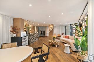 Deze commercieële hoek is TOPgelegen genietend van een maximale visibiliteit. 93m2, grote raampartijen. Leuke volledig ingerichte...