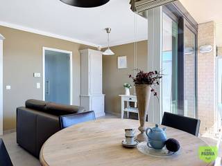 <p>Ruime studio met slaaphoek, zonnig terras en praktische berging<br /><br />Deze ruime en verzorgde studio is gelegen in een recente, kleinschalige residentie met lift en combineert een aangenaam ruimtegevoel met een bijzonder praktische indeling.<br /><br />De leefruimte beschikt over een afzonderlijke slaaphoek en sluit aan op de comfortabele, volledig uitgeruste keuken, voorzien van een vaatwasmachine, koelkast, spoelbak, kookfornuis en combi-microgolfoven.<br /><br />Een mooie troef is het zonnige terras, waar u heerlijk kunt genieten van de buitenlucht.<br /><br />Daarnaast beschikt de studio over een aparte berging met aansluiting voor zowel wasmachine als droogkast. De badkamer is praktisch ingericht met een inloopdouche, lavabo en handdoekenradiator.<br /><br />Als extra bergruimte is er bovendien een ruime private kelderberging aanwezig in het gebouw.<br /><br />Dankzij de doordachte indeling, het ruime karakter en het hedendaagse comfort is deze studio uitermate geschikt als vaste woonst, tweede verblijf of investering.<br /><br />Interesse? Contacteer ons gerust 059 41 10 10 of via josefien@immopadiva.be. Wij zijn ook open op zon- en feestdagen</p>
