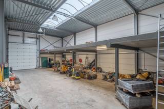<strong>Goedgelegen KMO-unit met autostaanplaats te Lilsedijk Beerse.</strong><br /><span>200m² magazijn + 100m² mezzanine | Automatische sectionaalpoort | Elektriciteit conform</span><br /><br /><strong>Omschrijving:</strong><br /><span>De KMO-unit bevindt zich in het industrieterrein te Lilsedijk Beerse. De unit kent een totale oppervlakte van 300m², waarvan 200m² gelijkvloerse opslagruimte en 100m² mezzanine. De unit kan nog naar eigen wens ingericht worden. Zo </span><span>is er de mogelijkheid om bijvoorbeeld kantoor te voorzien op de mezzanine verdieping en/of toiletvoorzieningen te plaatsen. De KMO-unit is uitgerust met een automatische sectionaalpoort en</span><span> beschikt als extra over 1 autostaanplaats voor de unit. Verder is de unit voorzien van water en elektriciteit.<br /></span><br /><strong>Algemeen:</strong><br /><span>- Automatische sectionaalpoort<br />- 1 autostaanplaats<br /></span>- Top locatie!