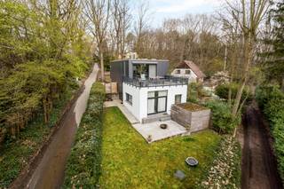 Deze hedendaagse woning is rustig gelegen in een bosrijke omgeving aan Heikant Rotselaar en combineert licht, ruimte en een unieke indeling...