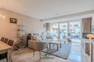 Op wandelafstand van de duinen en de zee, bevindt zich dit verzorgde gelijkvloers appartement met één slaapkamer. U geniet hier van een...