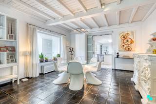 Deze charmante woning is gelegen op een perceel van 250 m² en bestaat uit twee delen: een gelijkvloerse handelsruimte (momenteel ingericht...