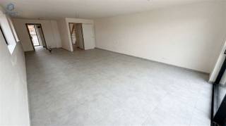 <h3><span>Instapklare nieuwbouwwoning met 4 slaapkamers, 2 badkamers en zonnige tuin</span></h3><p><span>Ontdek deze ruime en energiezuinige nieuwbouwwoning met een bewoonbare oppervlakte van maar liefst 190 m², rustig en landelijk gelegen in het charmante Lierde, op korte afstand van het station en diverse voorzieningen.</span></p><p><span>Via de private inkom betreedt u de woning, waar een praktische inkom- en traphal met gastentoilet u verwelkomt. De lichtrijke leefruimte vormt het hart van de woning en biedt dankzij de grote raampartijen een prachtig zicht op het terras en de tuin. De open indeling creëert een aangename woonbeleving met veel ruimte voor het hele gezin.</span></p><p><span>Op de eerste verdieping bevinden zich twee volwaardige slaapkamers, een ruime nachthal, een afzonderlijk toilet en een stijlvolle badkamer uitgerust met een lavabomeubel en een comfortabele inloopdouche.</span></p><p><span>De tweede verdieping beschikt eveneens over twee ruime slaapkamers, een praktische berging en een tweede badkamer voorzien van een lavabomeubel en ligbad, ideaal voor grotere gezinnen of wie extra comfort wenst.</span></p><p><span>Deze woning voldoet aan de hedendaagse energienormen en is uitgerust met vloerverwarming aangestuurd door een energiezuinige lucht-waterwarmtepomp. Daarnaast is er een gemeenschappelijke regenwaterput voorzien.</span></p><p><span>Extra troeven:</span></p><ul><li><span>190 m² bewoonbare oppervlakte </span></li><li><span>4 ruime slaapkamers </span></li><li><span>2 volwaardige badkamers </span></li><li><span>Zonnige tuin en terras </span></li><li><span>Energiezuinige verwarming via lucht-waterwarmtepomp </span></li><li><span>Vloerverwarming </span></li><li><span>Rustige, landelijke ligging </span></li><li><span>Nabij station van Lierde </span></li><li><span>Kleinschalig nieuwbouwproject met slechts 3 entiteiten </span></li><li><span>Mogelijkheid tot aankoop van extra achterliggende tuingrond </span></li><li><span>Zonnepanelen aanwezig </span></li><li><span>Ventilatiesysteem type C+</span></li></ul><p><span>Verplicht aan te kopen:</span><span> dubbele carport.</span></p><p><span>Grondaandeel: 120 000 euro + registratierechten</span></p><p><span>Constructieaandeel gebouw + carport: 264 000 euro + 21% btw </span></p><p><span>Kosten nutsvoorzieningen 4466,34 € + btw</span></p><p><span>Prijzen zijn exclusief nutsvoorzieningen, btw, verkooprechten en notariskosten.</span></p><p><span>Interesse in deze ruime gezinswoning? Reageer op de advertentie en wij nemen contact met u op voor het inplannen van een bezoek. Een unieke kans voor wie op zoek is naar ruimte, comfort en energiezuinig wonen in een groene omgeving.</span></p>