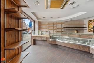 In het hart van Putte vindt u dit charmante handelshuis met uitstekende zichtbaarheid, drie slaapkamers en een perceel van 440 m². De centrale...