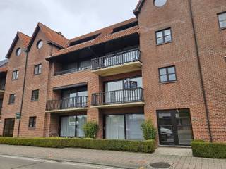 <p>Dit gezellige appartement op de eerste verdieping met lift, biedt een comfortabele woonomgeving op wandelafstand van het centrum van Beerse. De ruime inkomhal met ingemaakte kasten en gastentoilet leidt naar een lichtrijke woonkamer van 31,5 m² met toegang tot een gezellig terras van 6 m². De ingerichte keuken is praktisch ingericht met kookplaat, oven, koelkast, diepvries en dubbele spoeltafel. Verder zijn er twee ruime slaapkamers, een badkamer met ligbad, dubbele lavabo en toilet, en een aparte berging/wasplaats. Bijkomende troeven zijn het aangename dakterras van 25 m², een autostaanplaats en een handige kelderberging. Een appartement met een gunstige ligging dichtbij winkels, scholen en openbaar vervoer.</p>
<p><strong><span><br />Beschikbaar: onmiddellijk</span></strong></p>