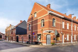 De moeite waard!<br /><br />Een uniek huis met 3 slaapkamers, leuke stadskoer en garage op wandelafstand van het centrum van Roeselare.<br /><br />De woning heeft volgende indeling:<br /><br />Gelijkvloers: <br />- Leefruimte <br />- Ingerichte keuken voorzien van 4 kookplaten, dampkap, oven, koelkast, vaatwas en dubbele spoelbak<br />- Eethoek<br />- Badkamer met lavabo en douche<br />- Apart toilet<br />- Zonning terras<br />- Garage<br /><br />1ste verdiep:<br />- 2 slaapkamers<br /><br />2de verdiep:<br />- Ruime slaapkamer <br /><br />Specifieke kenmerken:<br />- Gezellige woning met ruimte<br />- Centrale ligging nabij het centrum van Roeselare op wandelafstand van scholen, winkels....<br /><br />Ben jij benieuwd naar dit gezellig huis op een toplocatie van Roeselare? Neem dan zeker contact op. Zeker een bezoek waard! <br /><br />Deze AI-visualisaties zijn bedoeld als inspiratie. Er werd geen rekening gehouden met technische specificaties, stedenbouwkundige voorschriften of de concrete mogelijkheden tot realisatie.<br /><br /><br />Dit pand is onderworpen aan de renovatieverplichting van de Vlaamse overheid voor residentiële gebouwen (behoudens bij sloop binnen 5 jaar na de aankoop). Consulteer voor meer informatie de website van het Vlaams Energie- en Klimaatagentschap via https://www.vlaanderen.be/een-woning-kopen/renovatieverplichting-voor-residentiele-gebouwen