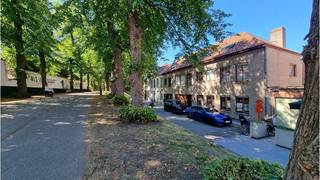 Comfortabel gelijkvloers 2 slaapkamerappartement met ruim TERRAS  op een uitstekende en unieke ligging aan de Katelijnevest in het centrum van...