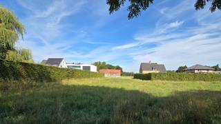 SCHRIEK - Bouwgrond van 14 are 59 ca voor open bebouwing met mogelijkheid bijgebouw-bergplaats tot 75m².Zuid georiënteerd.Breedte: vooraan 18 meter...