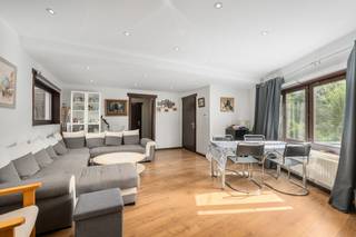 Deze woning is gelegen op wandelafstand van het centrum, echter vraagt deze woning renovatie de begane oppervlakte dient volledig verbouwd te worden (op heden bouwvallig) de bovenverdieping is bewoonbaar en bevat een afzonderlijke inkomdeur, we betreden het ruim salon, afzonderlijke keuken , cv / wasberging , doorloop naar het buitenterras.<br />Via het salon bereiken we de nachthal die in verbinding staat met de badkamer en 2 slaapkamers. Er is nog een zolder die men kan inrichten, tevens is er een trap die naar de beneden verdieping loopt die zoals eerder beschreven dient gerenoveerd te worden. De aantal m2 van deze woning maken deze woning royaal zodoende je hier een 2-woonst kan maken of woonst met bureau/vrijberoep.<br /><br />Meer info via nico@altro-vastgoed.be - 0488 42 42 24