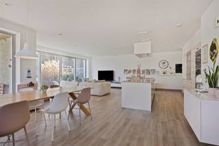 Deze moderne en energiezuinige woning uit 2016 combineert hedendaagse architectuur met ruimte, licht en comfort. Met een bewoonbare oppervlakte...