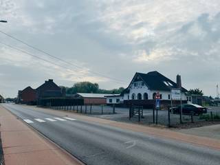 Uitzonderlijke eigendom te koop in Alken. Zeer ruim pand, voorheen horeca en woonst.
Mooi breed perceel van ca. 50 meter tegen de straat.
Diverse mogelijkheden haalbaar gezien de uitzonderlijke straatbreedte zoals verkavelen, bouwproject,… Ook restaureren van het bestaande gebouw is mogelijk, zeer grote oppervlaktes momenteel. Altijd gekende zaak geweest in de streek.
Totale oppervlakte van het perceel is 89a47ca. Ideaal voor mooie tuin, landelijke zicht achteraan.
Kort bij centrum van Alken, kort bij Hasselt, kort bij autosnelweg, kort bij expresweg.
De oppervlakte, de straatbreedte, de ligging en de mogelijkheden hier worden steeds zeldzamer!