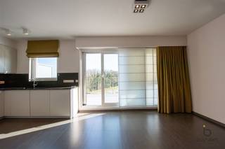 <p><span>TOP ONDERHOUDEN DAKAPPARTEMENT IN HARTJE SCHILDE MET RUIM ZONNIG TERRAS!</span></p><p><span>Achter de strakke witte gevel van deze recente stijlvolle residentie bevindt zich op de derde verdieping een twee-slaapkamer appartement met zonneterras, een verrassende zolder en een ruime garagebox.</span></p><p><span>Met de lift naar de bovenste verdieping, kom je via de veiligheidsdeur in de hal met een gastentoilet, verder toegang tot de leefruimte, slaapkamers en badkamer.</span></p><p><span>Via een glazen tussendeur betreed je de leefruimte met ingemaakte kasten, tv-meubel en wijnkast, een ingerichte open keuken en toegang tot het ruime terras. </span></p><p><span>De keuken is voorzien van praktische opbergkasten, alle nodige toestellen (koelkast, diepvriezer, inductiekookplaat, afwasmachine, combi oven, dampkap) van Miele en AEG, zelfs een wasmachine en droogkast!</span></p><p><span>Op rustige achtergelegen zonneterras (16m²) voorzien van geautomatiseerde sunscreens, zonnetent en buitenverwarming, is het optimaal genieten.</span></p><p><span>Aan de andere zijde, de grootste slaapkamer (12 m²) met een maatwerk kastenwand en een 2</span><span><sup>de</sup></span><span> slaapkamer (7 m²) met klein terrasje vooraan. </span></p><p><span>De badkamer ingericht met een lavabomeubel, spiegelkast en inloopdouche met rainshower.</span></p><p><span>Via een luik met een zeer handige stevige vlizotrap die toegang geeft tot een ingerichte verwarmde polyvalente ruimte (20m²), ideaal voor bureel, hobbyruimte,...</span></p><p><span>Combinatie van overwegend laminaat en keramische vloertegels.</span></p><p><span>De ondergrondse parking zorgt ervoor dat thuiskomen in alle comfort kan gebeuren, een ruime garagebox met automatische sectionaal poort voor 1 wagen en extra bergruimte met directe toegang via deur tot de lift, huurprijs +125€/m.</span></p><p><span>Gemeenschappelijke kosten: +75€/m voor verbruik, onderhoud van de gemeenschappelijke delen en de lift.</span></p><p><span>PLUSPUNTEN: tot in de puntjes verzorgd en onderhouden appartement, volledig wit geschilderd, overal voorzien van verlichting, alsook glas- en overgordijnen, energiezuinig EPC, vloerverwarming, lift, centrale ligging, veel lichtinval, vliegenraam aan de terrasdeur, sunscreens, zonnetent, terrasverwarmer en garagebox.</span></p><p><span>WONEN IN STIJL op toplocatie, plan alvast uw afspraak!</span></p><p><span> </span></p><p><span> </span></p>