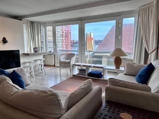 <strong>Res: La Tortue</strong><br /><br />Dit aangename en volledig gemeubelde appartement biedt een comfortabele en praktische woonervaring voor wie graag rustig woont op een uitzonderlijke ligging vlak bij zee. De indeling is logisch en ruim, met twee volwaardige slaapkamers, twee badkamers waarvan één met toilet, en een gastentoilet in de inkomhal. De lichtrijke living sluit naadloos aan op de functionele keuken, waardoor de leefruimte een open en uitnodigend gevoel krijgt. Dankzij de ligging op slechts enkele meters van het strand geniet je bovendien van een mooi lateraal zeezicht. Het appartement is volledig ingericht en meteen instapklaar, al kan er in overleg flexibel worden meegedacht over de inrichting.<br /><br /><u><strong>Huurvoorwaarden</strong></u>
<ul>
	<li>Forfait algemene kosten: €75</li>
	<li>Geschikt voor tweede verblijf én permanente bewoning</li>
	<li>Taks tweede verblijf ten laste van de huurder (indien van toepassing)</li>
	<li>Enkel privatieve verhuur, niet mogelijk via vennootschap</li>
	<li>Kost plaatsbeschrijving: 50/50</li>
	<li>Huurwaarborg: 3 maanden</li>
	<li>Nutsvoorzieningen niet inbegrepen; worden op naam van de huurder geplaatst</li>
	<li>Huurdersverzekering verplicht</li>
</ul>
<br />Dit appartement combineert rust, ruimte en comfort met een topligging aan de kust. Ideaal voor wie op zoek is naar een zorgeloze woonomgeving met alle nodige voorzieningen binnen handbereik.<br />De staanplaats is op 1 minuut wandelen van het appartement en is optioneel bij te huren.<br /><br />Interesse? Plan vandaag nog je bezoek en ontdek dit appartement zelf.<br /><br /><strong>Ref: GA715</strong>