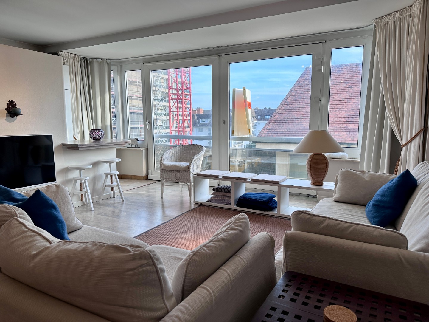 Te huur: Ruim 2-slaapkamerappartement in Het Zoute met lateraal zeezicht en optionele garage - photo 1