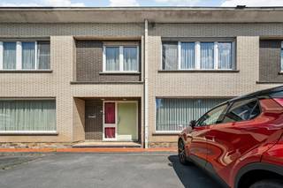 BEZOEKMOMENT DINSDAG  31 MRT : 18u-19u enkel op reservatie !<br />Hooglede-centrum. Stevig gebouwde gesloten bebouwing met 3 slaapkamers op een perceel van 250m2. Vaste huuropbrengst.<br /><br />Pal in het centrum en alled op wandelafstand zoals : dokter, banken, winkels, kerk, markt...<br /><br />Deze woning is de middelste woning, gebouwd in de jaren '70 en kreeg deels al vernieuwingen. Voorgevel +/-7.7m.<br />Inkomhal en vestiaire, toilet, ruime leefplaats met grote ramen en schouw.<br />Hier en daar op te frissen maar in een uitstekende staat.<br />Aparte leefkeuken. Berging en koer. Mogelijkheid tot aanpassing naar tuin of groter terras. Kelder. <br />Badkamer met douche lavabo en toilet.<br />Boven zijn er 2 ruime slaapkamers en 1 kleinere. Rolluiken aanwezig.<br />Grote bergzolder.  Centrale verwarming op stookolie.<br /><br />Er is een niet-condenserende ketel. Recente pvc-ramen met dubbel glas. <br />Achteraan kan de verharding verwijderd worden een omgevormd worden in tuin/terras. Diepte van 8m.<br />De koer achteraan heeft uitweg met de fiets of te voet.<br /><br />Zolder is voorzien van isolatie. <br /><br />De voorkant biedt mogelijkheden om aan te passen in tuin en af te sluiten per woning. <br />Na verkoop van het perceel achteraan (bedrijfsgebouw) zijn deze kadastrale percelen groter geworden dan vroeger.<br /><br />Kom deze unieke woning zelf ontdekken – contacteer ons voor een bezichtiging en bel ons op het nummer 051/ 62 40 40!