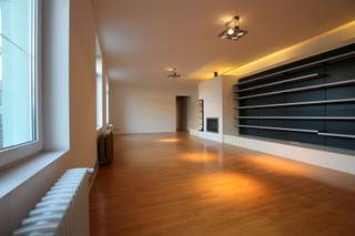 Ruim appartement met twee slaapkamers en een bewoonbare oppervlakte van 150 m² gelegen in het centrum van Tienen op wandelafstand van de Grote markt.<br /><br />Indeling appartement: inkom, berging/vestiaire, ruime leefkeuken (volledig geïnstalleerd) met eetplaats, twee slaapkamers, een ruime badkamer met zowel douche, ligbad, lavabo en aansluiting voor wasmachine en droogkast en een zeer ruime woonkamer (inclusief gashaard) van meer dan 55 m². <br /><br />Kortom bent u op zoek naar een uniek appartement met veel ruimte in het centrum van Tienen, neem dan gerust contact op met ons kantoor voor een bezoek.<br /><br />De huurprijs bedraagt 950 euro + 50 euro voor de gemeenschappelijke kosten. Alle verbruik is individueel. Beschikbaar vanaf 1 Oktober 2026.