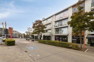 <strong>Kantoor- of handelsruimte te koop in hartje Zutendaal – 96 m² op een toplocatie</strong><br /><br />Deze handels- of kantoorruimte van ca. 96 m² bevindt zich op een zichtlocatie langs de Sprinkelestraat in het centrum van Zutendaal. Een verbindingsweg waar dagelijks veel passage is en waar winkels en horecazaken zich stap voor stap ontwikkelen tot een gezellig handelscentrum.<br /><br />Recht tegenover het pand werd door de gemeente een open plein aangelegd, dat dienst doet als marktplein en eventuele andere activiteiten – een extra troef voor ondernemers die zichtbaarheid en beleving belangrijk vinden.<br /><br />Dankzij de grote etalage/raampartijen geniet de ruimte van overvloedig daglicht én een sterke visuele aanwezigheid naar voorbijgangers toe.<br /><strong>Kortom:</strong> de ideale plek voor wie een commerciële ruimte zoekt met zichtbaarheid, uitstraling en groeipotentieel.<br /><br /><strong>Uitstekende bereikbaarheid:</strong>
<ul>
	<li>Slechts 2 minuten tot de oprit van de E314 richting Maastricht-Aken of Leuven-Brussel</li>
	<li>Ca. 15 minuten tot de E313 richting Luik-Antwerpen</li>
	<li>Vlotte verbinding met omliggende gemeenten en openbaar vervoer</li>
</ul>
<strong>Indeling:</strong>

<ul>
	<li>Ruime ontvangstruimte of open werkruimte aan de straatzijde</li>
	<li>Berging/opslagruimte</li>
	<li>Keuken</li>
	<li>Apart toilet</li>
	<li>Badkamer met lavabo en douche</li>
</ul>
<strong>Troeven:</strong>

<ul>
	<li>Strategische ligging met uitstekende visibiliteit</li>
	<li>Grote raampartij met uitzicht op het plein</li>
	<li>Voldoende publieke parkeergelegenheid in de omgeving</li>
	<li>Nabij winkels, scholen en openbaar vervoer</li>
	<li>Geschikt voor uiteenlopende beroepsactiviteiten</li>
</ul>
Deze ruimte combineert zichtbaarheid, bereikbaarheid en functionaliteit – klaar om meteen in gebruik te nemen voor diverse professionele doeleinden.<br /><br />Interesse? Neem snel contact op en maak een afspraak voor een bezichtiging: 0496/174608 of katrien@hermania.be