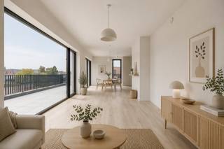 Exclusief penthouse met breed zuidterras – 2 slpks, 2 badk. – centrum Merelbeke
In dit stijlvolle nieuwbouwproject op de historische tramsite wacht een bijzonder penthouse op de derde verdieping. Met een terras over de volledige breedte, volledig zuidgericht, geniet je hier de hele dag van licht en zon.
De leefruimte is ruim, lichtrijk en ademt openheid. De moderne keuken met kookeiland vormt het hart van de woning, ideaal om samen te koken en gezellig te tafelen.
Troeven van dit penthouse:
• Lichtrijke leefruimte met een zee van ruimte
• Moderne open keuken met kookeiland
• 2 volwaardige slaapkamers
• 2 hedendaagse badkamers
• Groot zuidgericht terras over de volledige breedte
• Energiezuinig, instapklaar en rustig gelegen
• Op wandelafstand van winkels, horeca en openbaar vervoer
Praktische extra’s:
• Private berging en gesloten garagebox en/of ondergrondse staanplaats verplicht bij aan te kopen
Een penthouse dat rust en ruimte combineert met een topligging in hartje Merelbeke.
Exclusief te koop aangeboden via de Oximo online verkoopsprocedure. Voor registratie en aanvaarding van de verkoopsvoorwaarden zie www.oximo.be.