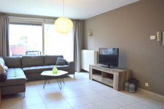 Dit instapklare appartement combineert comfort, ruimte en een uitstekende ligging. Je woont pal in het centrum van Gullegem, op wandelafstand van scholen, winkels en alle dagelijkse voorzieningen.<br />Het appartement bevindt zich op de eerste verdieping van een kleinschalige residentie met slechts 3 appartementen, wat zorgt voor een aangename en rustige woonomgeving.<br /><br />Indeling als volgt:<br />Op de eerste verdieping tref je een gezellige leefruimte met open keuken, een apart toilet en een ruim en aangenaam groot zonneterras waar je heerlijk kan genieten van de buitenlucht.<br />Op de tweede verdieping bevinden zich 2 slaapkamers en een verzorgde badkamer met douche.<br /><br />Een garage op het gelijkvloers is inbegrepen in de vraagprijs!<br /><br />Onze ref. DEV5176<br />Stedenbouwkundige info in aanvraag