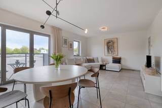 Dit comfortabele, energiezuinige appartement (86 m²) met twee slaapkamers bevindt zich op de tweede verdieping van een rustige residentie in de Gentse rand. De ligging is ideaal: op wandelafstand van het historisch centrum, natuurreservaat Bourgoyen en het Groenevalleipark. Buurtwinkels, openbaar vervoer en invalswegen (R4, E40) zijn vlakbij, met ruim voldoende parkeergelegenheid in de directe omgeving.Het appartement (bouwjaar 2010) is uitstekend onderhouden en perfect als starterswoning, investering of voor studerende kinderen.Indeling:Inkomhal en praktische berging (wasmachine/droogkast)Lichtrijke leefruimte met open keuken en eetplaats2 terrasjes met goede oriëntatie2 slaapkamersBadkamer met ligbad en dubbele lavabo; apart toiletGemeenschappelijke groenzone, overdekte fietsenstalling en afgesloten afvalruimteTroeven:EPC label A (66 kWh/m² jaar)Recent gebouw in zeer goede staatRustige ligging in een autoluwe straatVeel lichtinval en uitstekende bereikbaarheidBezoek &amp; Bieden:Schrijf je in voor het bezoekmoment op zaterdag 9 mei via dewaele.com. Dit betreft een instelprijs; de biedvoorwaarden en het uitbrengen van een bod verlopen eveneens via de website.De algemene voorwaarden van Dewaele DIY kunt u steeds raadplegen via dewaele.com.Bestuursmaatregelen in het maatregelenregister: nee