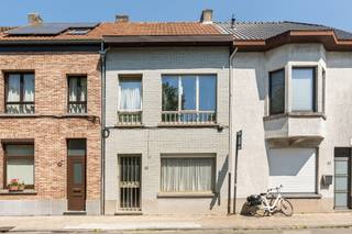 <p>Charmante gesloten woning in Sint-Niklaas, gelegen in een residentiële woonkern nabij scholen en belangrijke invalswegen.</p>

<p>Deze woning uit de periode 1925 combineert karakter met een praktische indeling en een centrale ligging. De gezellige leefruimtes en de aangename veranda zorgen voor een warme woonbeleving. Met twee slaapkamers, een aparte bureauruimte en een stadstuin van 30 m² biedt deze woning heel wat mogelijkheden voor starters, koppels of kleine gezinnen. Dankzij de vlotte bereikbaarheid en de nabijheid van voorzieningen geniet je hier van comfortabel wonen in Sint-Niklaas. De woning beschikt bovendien over een EPC-label D.</p>

<p>• Inkomhal met toegang tot de leefruimtes<br />• Gezellige woonkamer van 20,92 m² met natuurlijke lichtinval<br />• Functionele keuken van 7,79 m² uitgerust met elektrische kookplaat, oven en spoelbak<br />• Veranda van 11,65 m² met zicht op de tuin<br />• Praktische wasplaats met aansluiting voor wasmachine en droogkast<br />• Apart toilet<br />• Badkamer van 4,66 m² met ligbad, toilet en lavabo<br />• Bureel van 3,32 m² ideaal voor thuiswerk of hobbyruimte<br />• Twee slaapkamers van 12,06 m² en 10,13 m²<br />• Aangename tuin van 30 m²</p>

<p>• Centrale ligging nabij scholen, winkels en invalswegen<br />• Gezellige veranda met aansluiting op de tuin<br />• Praktische indeling met bureauruimte en twee slaapkamers</p>

<p>Neem vandaag nog contact op met je ERA-makelaar voor een bezoek. JOUW DROOMHUIS. ZO GEVONDEN!</p>