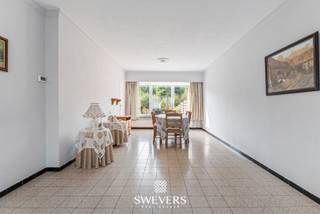 Voor meer info en foto’s, surf naar www.swevers.be – In een rustige straat in het hart van Beringen wacht deze instapklare rijwoning op haar...